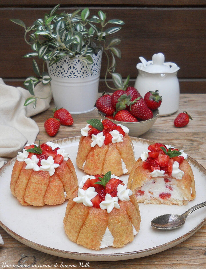 I tortini alle fragole, yogurt e pavesini sono dolcetti veloci senza cottura, dessert freschi e profumati ideale per l'estate. Ricetta facile