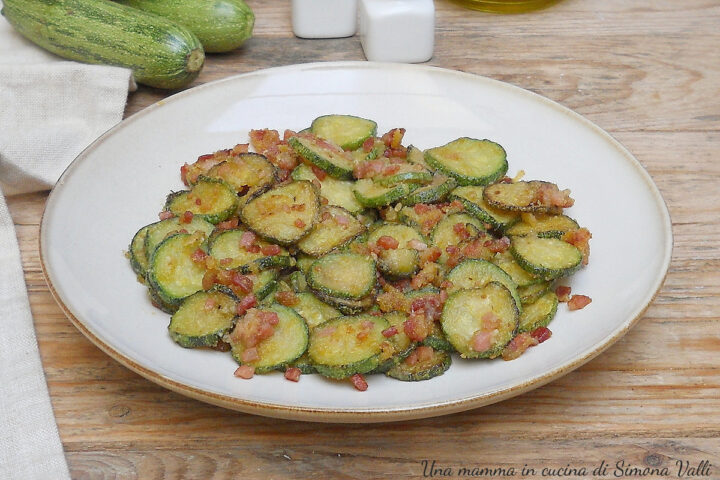 Prova le mie zucchine in padella sfiziose: una sola padella, un tocco croccante e sono pronte in meno di 10 minuti!