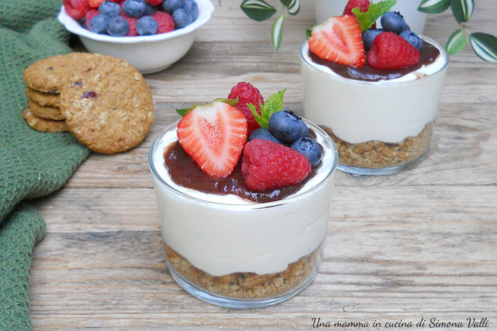 cheesecake allo yogurt e frutti di bosco nel bicchiere oriz