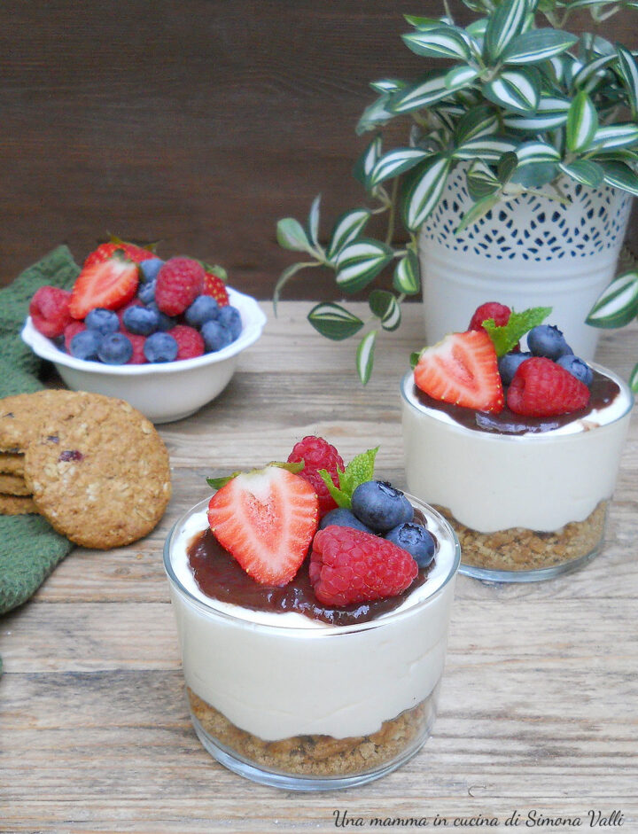 CHEESECAKE ALLO YOGURT E FRUTTI DI BOSCO NEL BICCHIERE ricetta veloce senza cottura e senza burro ideale come dessert.