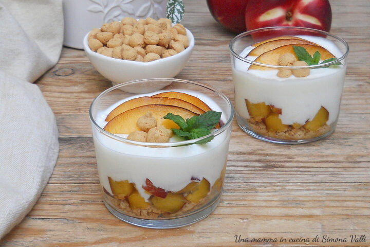 La coppa yogurt pesche e amaretti è un dolce al cucchiaio velocissimo, fresco e senza cottura pronto in soli 5 minuti.