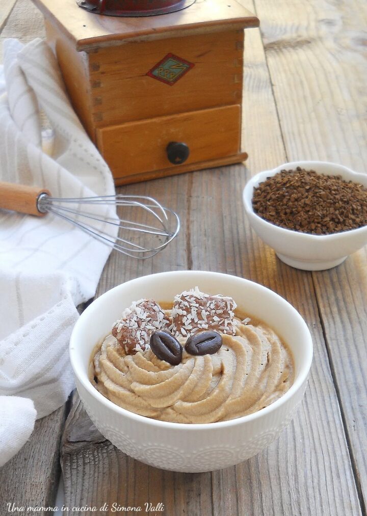 Crema al mascarpone e caffè fredda e senza uova crude; una base vellutata e versatile ideale come dolce al cucchiaio o per farciture.
