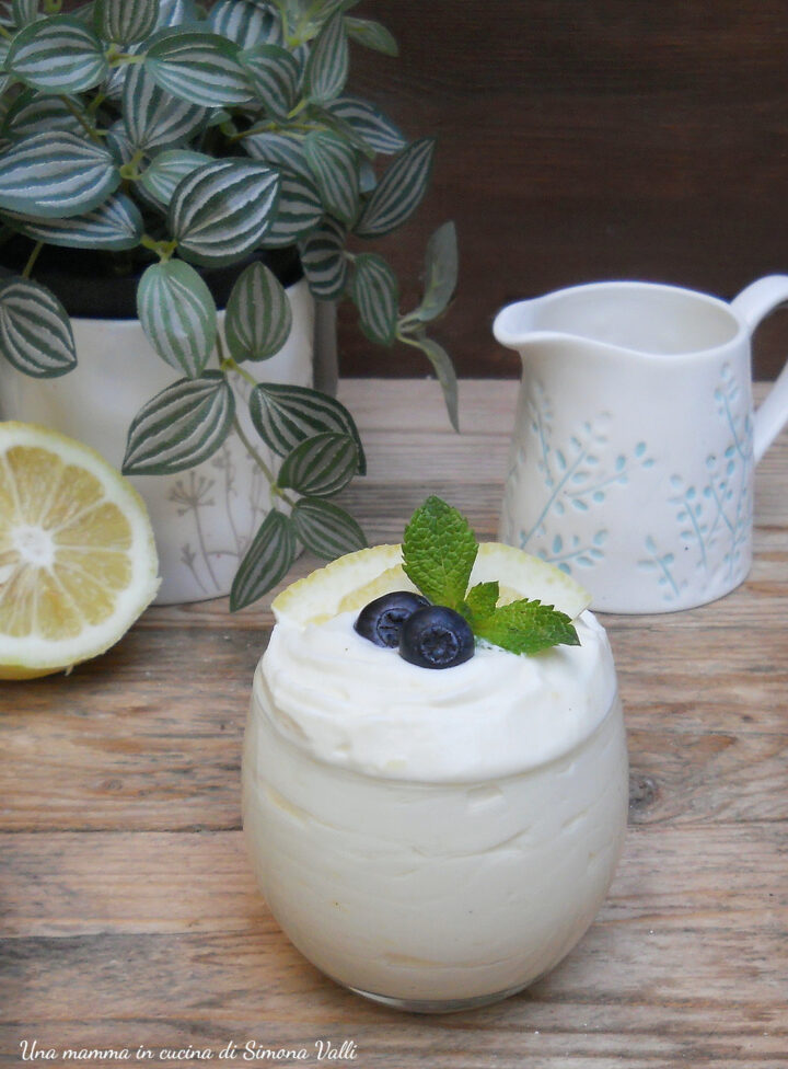 La crema fredda al limone e yogurt è un dolce al cucchiaio fresco e goloso che si prepara in 5 minuti senza cottura. Ricetta facilissima