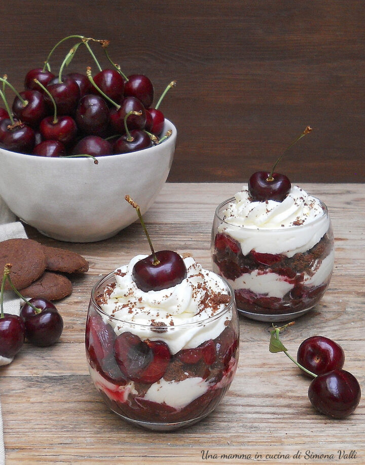 Foresta Nera nel bicchiere in versione estiva, un dolce al cucchiaio fresco, goloso e senza cottura con ciliegie fresche.