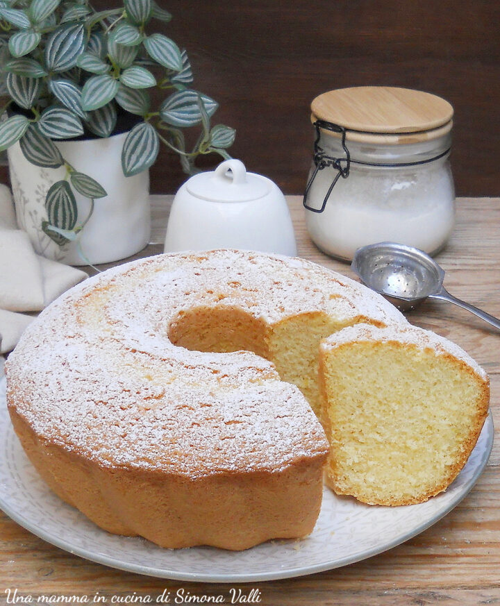 CIAMBELLONE ALL'ACQUA PIÙ SOFFICE DEL MONDO una torta alta, leggera e umida che rimane soffice per giorni. Ricetta facile e veloce.