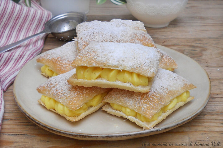 Gli Sporcamuss ricetta originale sono dolcetti tipici della tradizione pugliese molto semplici e golosi a base di sfoglia e crema pasticcera.
