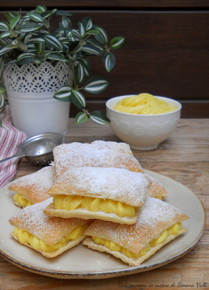 Gli Sporcamuss ricetta originale sono dolcetti tipici della tradizione pugliese molto semplici e golosi a base di sfoglia e crema pasticcera.
