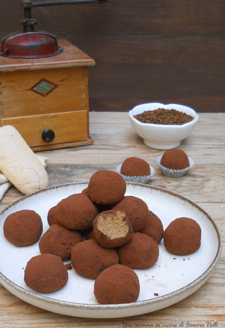 I tartufini al caffè sono deliziosi dolcetti freschi e golosi che si preparano in 5 minuti. Ricetta facile con mascarpone, biscotti, caffè e cacao.