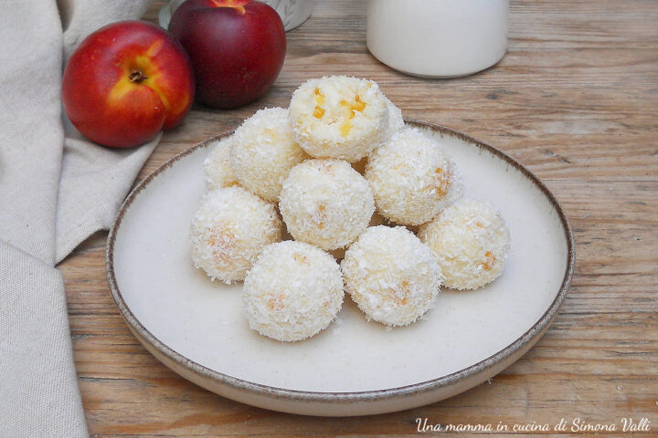 I tartufini alla pesca sono dolcetti freschi e golosi ricchi di frutta che si preparano in pochi minuti e non necessitano di cottura.