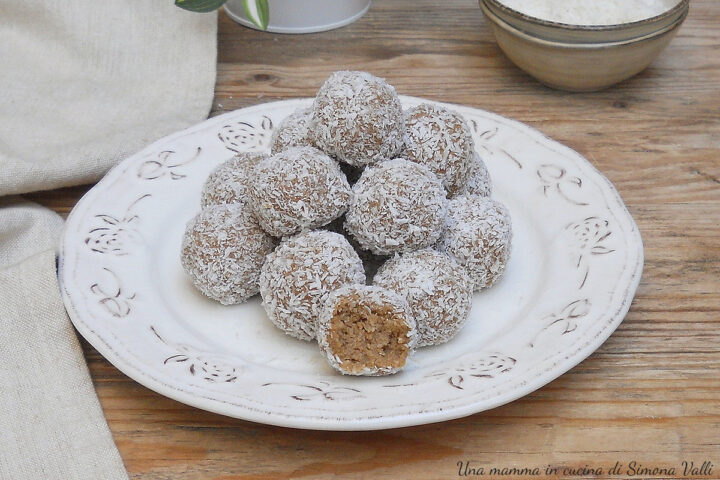 I tartufini cocco e caffè sono dolcetti squisiti che si realizzano in pochi minuti con 4 ingredienti senza cottura. Ricetta facile.