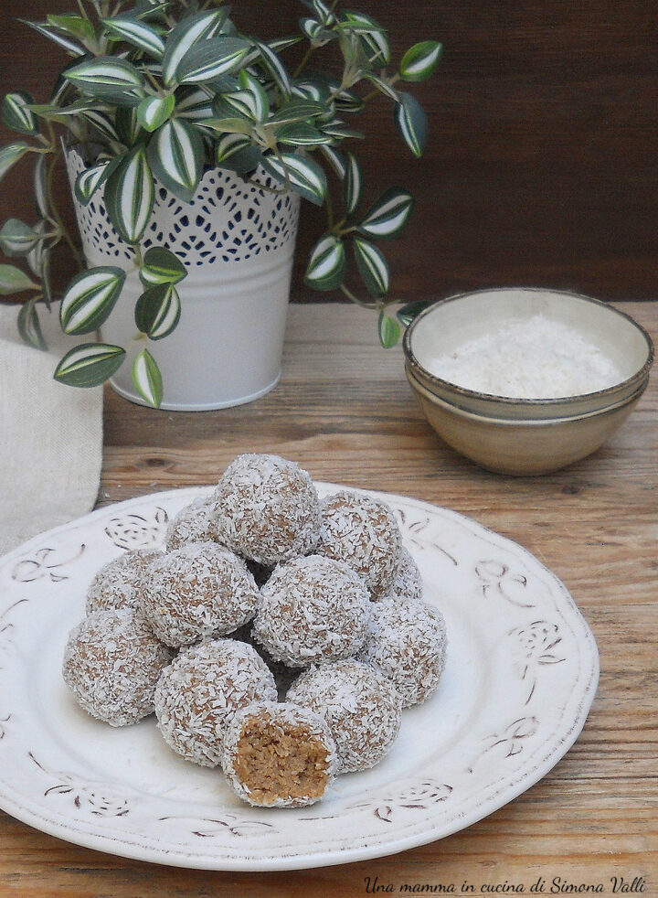 I tartufini cocco e caffè sono dolcetti squisiti che si realizzano in pochi minuti con 4 ingredienti senza cottura. Ricetta facile.