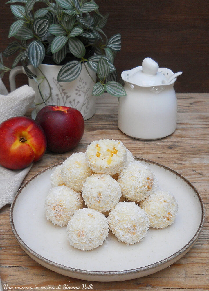 I tartufini alla pesca sono dolcetti freschi e golosi ricchi di frutta che si preparano in pochi minuti e non necessitano di cottura.