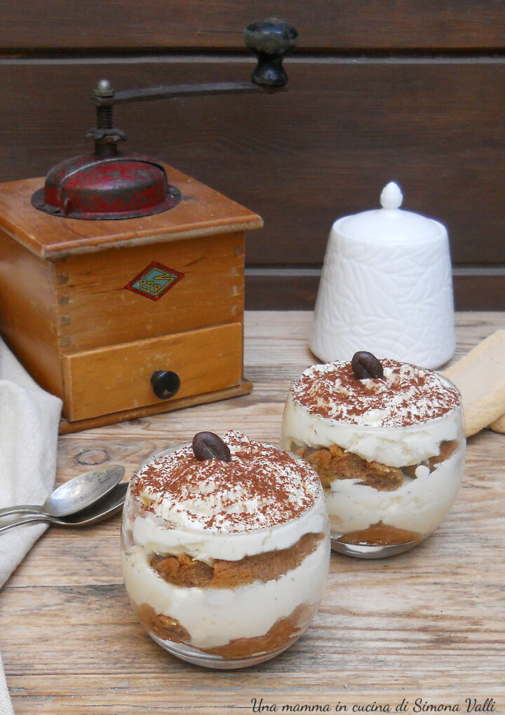 TIRAMISU ESTIVO SENZA UOVA veloce e cremosissimo, pronto in 10 minuti