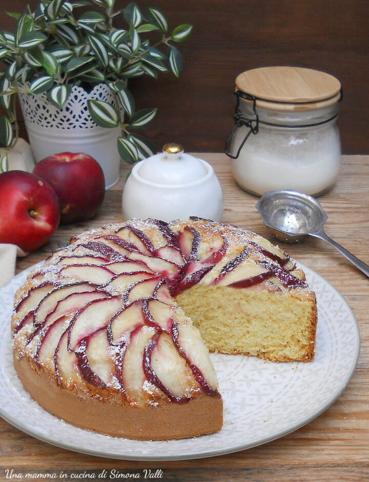 La torta 5 minuti alle pesche bianche è straordinariamente profumata e soffice, facilissima da realizzare è ideale per la colazione.