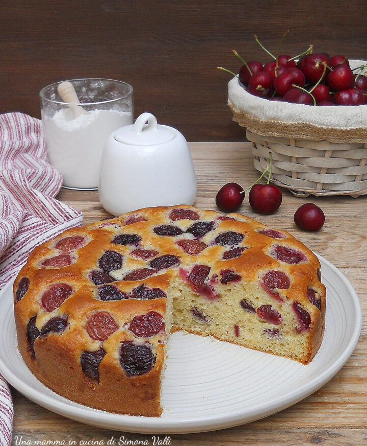 La torta alle ciliegie è un dolce molto soffice e aromatico grazie alla frutta e agli aromi che donano un gusto speciale. Ricetta veloce