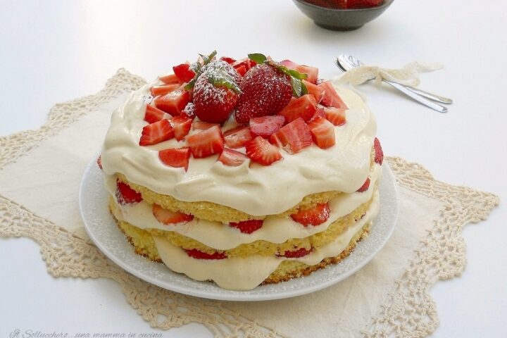 La torta alle fragole e zabaione è deliziosa, scenografica e si prepara in pochissimo tempo, un dolce fresco perfetto per la domenica