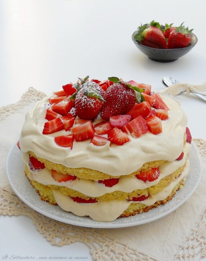 La torta alle fragole e zabaione è deliziosa, scenografica e si prepara in pochissimo tempo, un dolce fresco perfetto per la domenica
