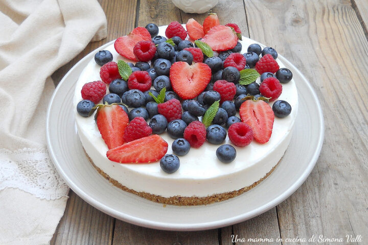 La torta fredda allo yogurt è un dolce fresco e leggero ideale da gustare in estate. Ricetta facile, senza cottura dalla consistenza perfetta