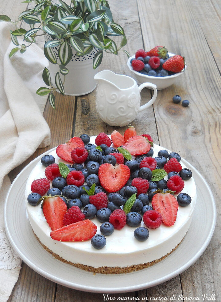La torta fredda allo yogurt è un dolce fresco e leggero ideale da gustare in estate. Ricetta facile, senza cottura dalla consistenza perfetta