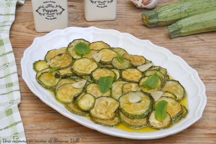 ZUCCHINE ALLA SCAPECE, ricetta di origine campana, zucchine fritte fatte marinare in un'emulsione di olio, aceto, aglio e menta.