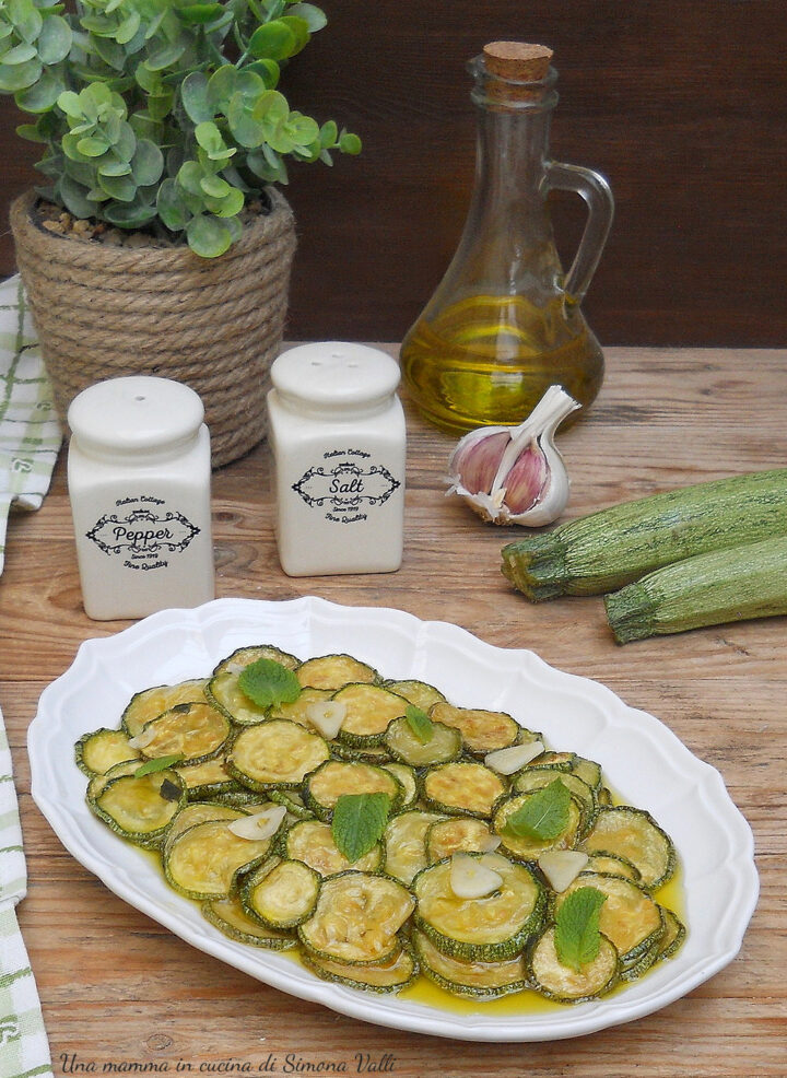 ZUCCHINE ALLA SCAPECE, ricetta di origine campana, zucchine fritte fatte marinare in un'emulsione di olio, aceto, aglio e menta.