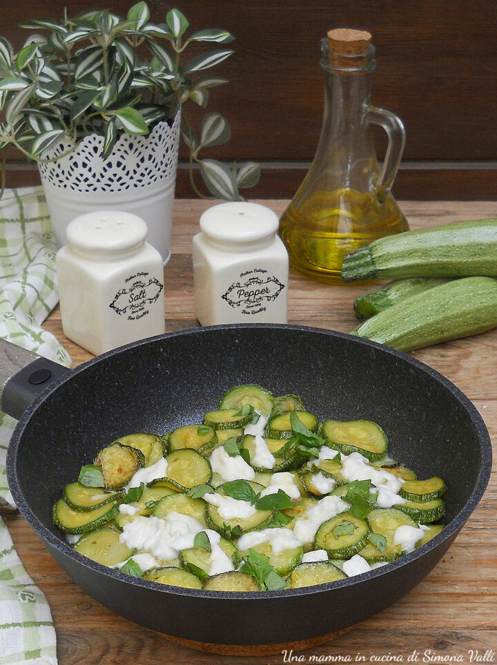 Le zucchine con mozzarella in padella sono gustose, saporite e si preparano in pochi minuti inoltre accontentano il gusto di tutta la famiglia