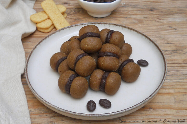 Baci di dama al caffè senza cottura sono deliziosi dolcetti freschi e golosi che si preparano in 15 minuti. Provali, finiranno in un attimo!