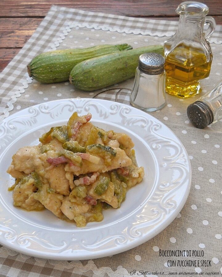 Bocconcini di pollo con zucchine e speck in padella, un secondo piatto sfizioso e saporito pronto in 30 minuti. Ricetta facile