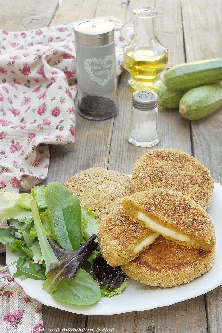 Burger di zucchine con cuore filante, un secondo saporito, sfizioso e veloce. Si possono cuocere in padella, in forno o in friggitrice