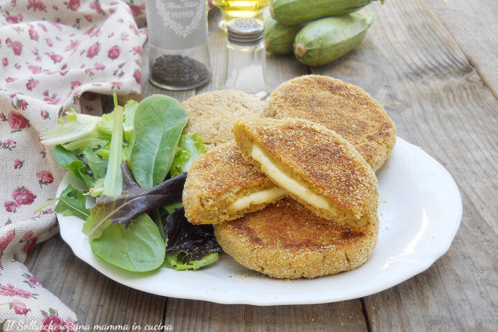 Burger di zucchine con cuore filante, un secondo saporito, sfizioso e veloce. Si possono cuocere in padella, in forno o in friggitrice