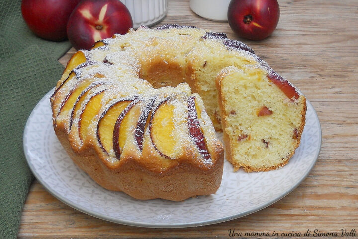 Il ciambellone allo yogurt e pesche è sofficissimo, leggero e aromatico, un dolce semplice che profuma d'estate. Ricetta veloce