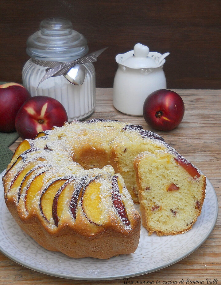Il ciambellone allo yogurt e pesche è sofficissimo, leggero e aromatico, un dolce semplice che profuma d'estate. Ricetta veloce