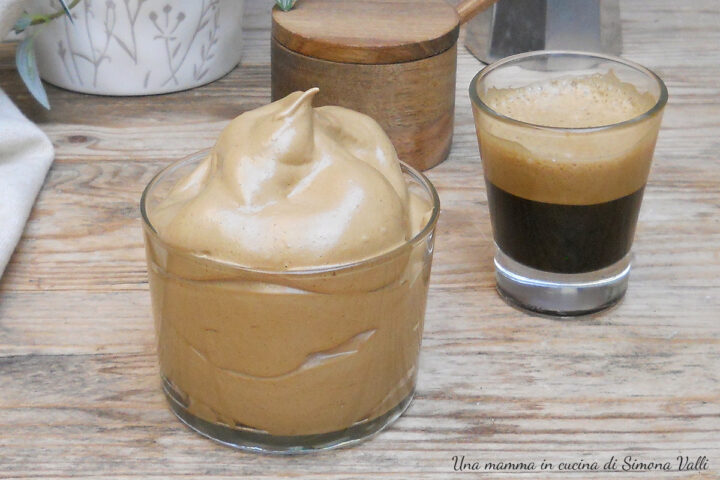 La crema fredda al caffè che non smonta è facile, veloce e senza panna, ideale per chi desidera gustare il caffè in tutta la sua leggerezza.