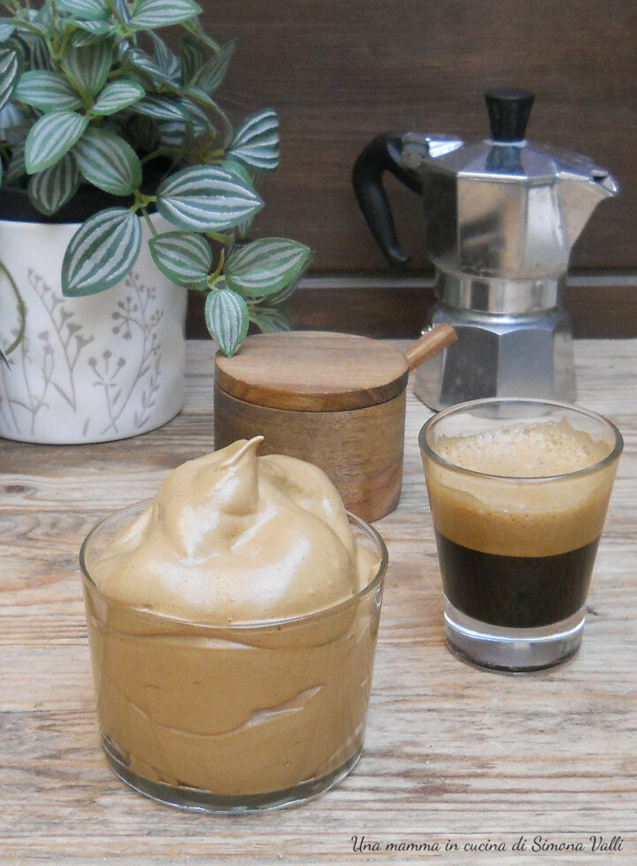 La crema fredda al caffè che non smonta è facile, veloce e senza panna, ideale per chi desidera gustare il caffè in tutta la sua leggerezza.