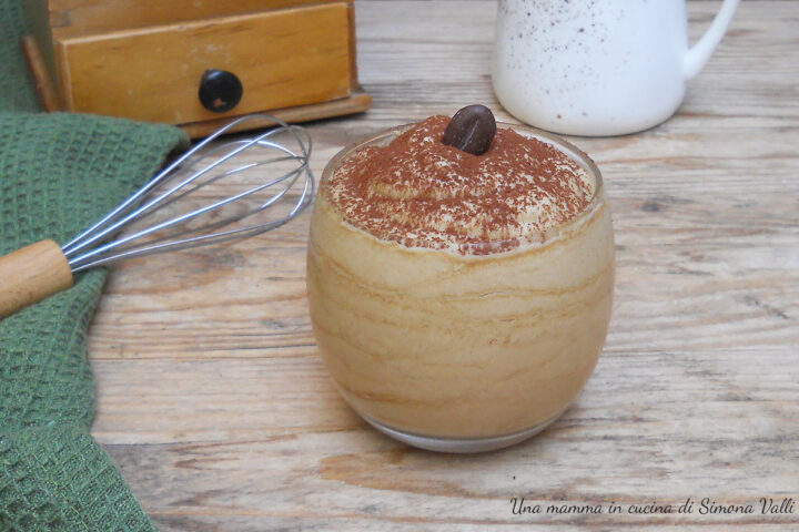 Crema al caffè ricca: la ricetta fredda, densa e vellutata con soli 4 ingredienti. Un dessert al cucchiaio cremoso e morbido senza cottura!