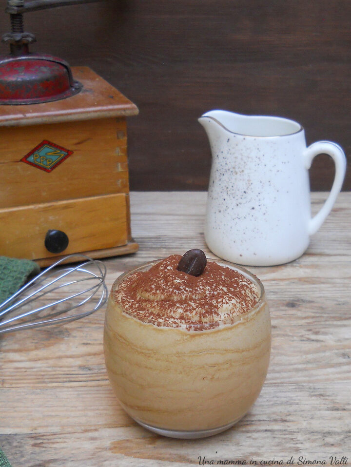 Crema al caffè ricca: la ricetta fredda, densa e vellutata con soli 4 ingredienti. Un dessert al cucchiaio cremoso e morbido senza cottura!