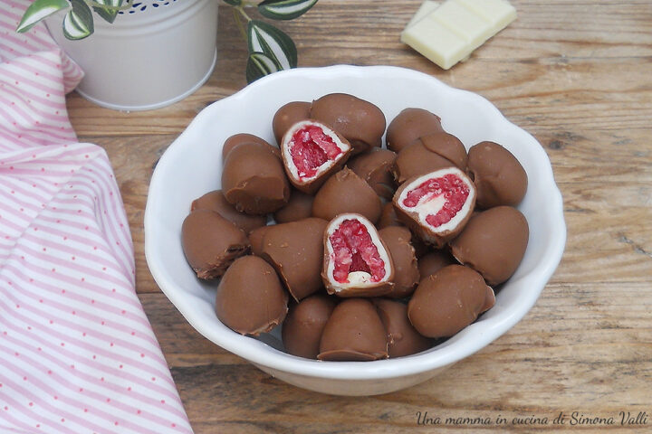 I Franui sono deliziosi dolcetti realizzati con 3 ingredienti: lamponi freschi, cioccolato bianco e cioccolato al latte o fondente.