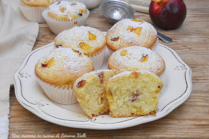 I muffin nuvola alle pesche sono dolcetti deliziosi, sofficissimi e leggeri grazie all'impasto arricchito con yogurt greco. Ricetta veloce