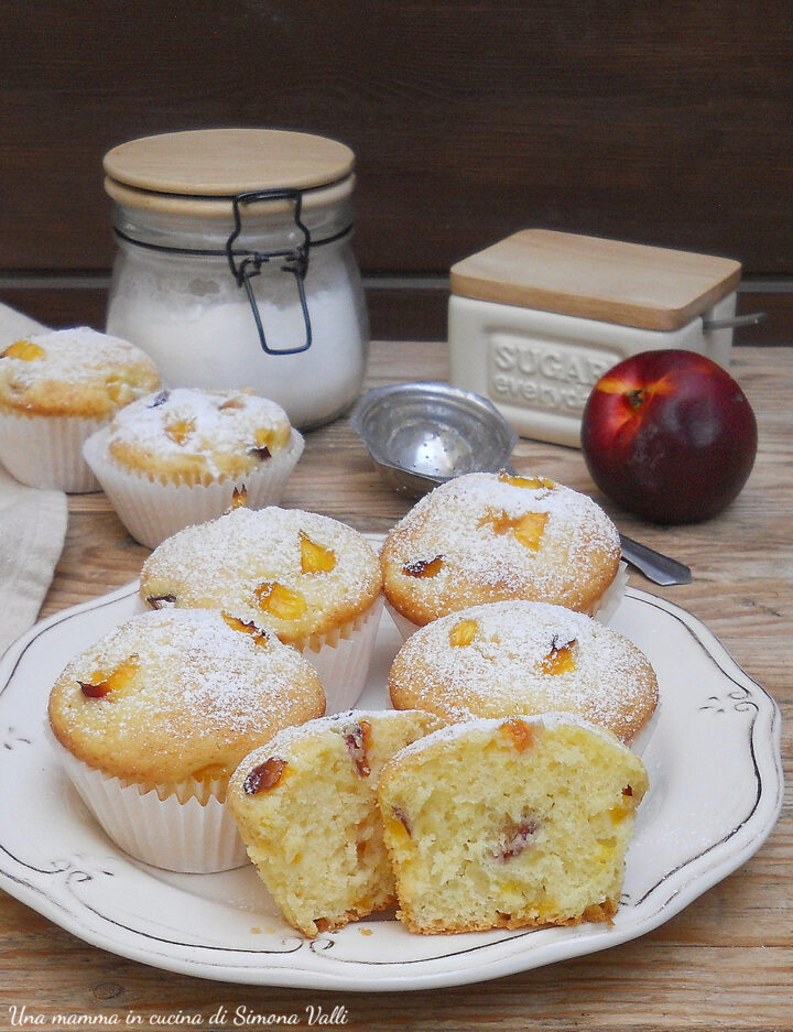 I muffin nuvola alle pesche sono dolcetti deliziosi, sofficissimi e leggeri grazie all'impasto arricchito con yogurt greco. Ricetta veloce