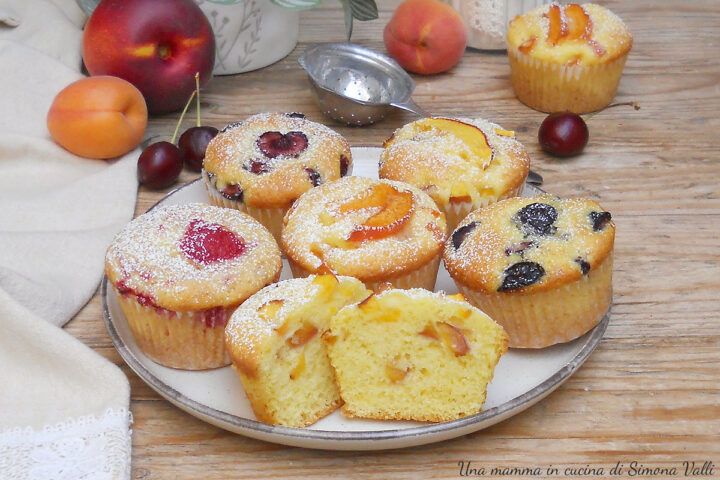 Muffin nuvola d'estate alla frutta fresca: un solo impasto per 5 varianti diverse. Pesche, albicocche o frutti di bosco? Scegli il tuo gusto!