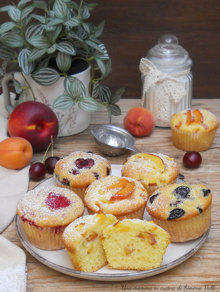 Muffin nuvola d'estate alla frutta fresca: un solo impasto per 5 varianti diverse. Pesche, albicocche o frutti di bosco? Scegli il tuo gusto!
