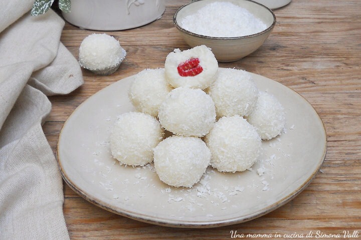 I tartufini al cocco e lamponi sono dolcetti golosissimi che si preparano in pochi minuti e non necessitano di cottura. Velocissimi