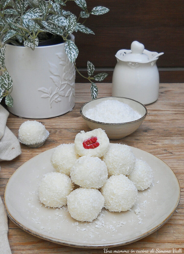 I tartufini al cocco e lamponi sono dolcetti golosissimi che si preparano in pochi minuti e non necessitano di cottura. Velocissimi