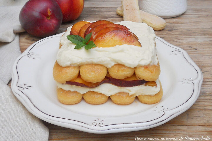 Tiramisù alle pesche fresco, veloce, cremosissimo e ricco di frutta, la versione estiva che piace a tutti. Ricetta facile
