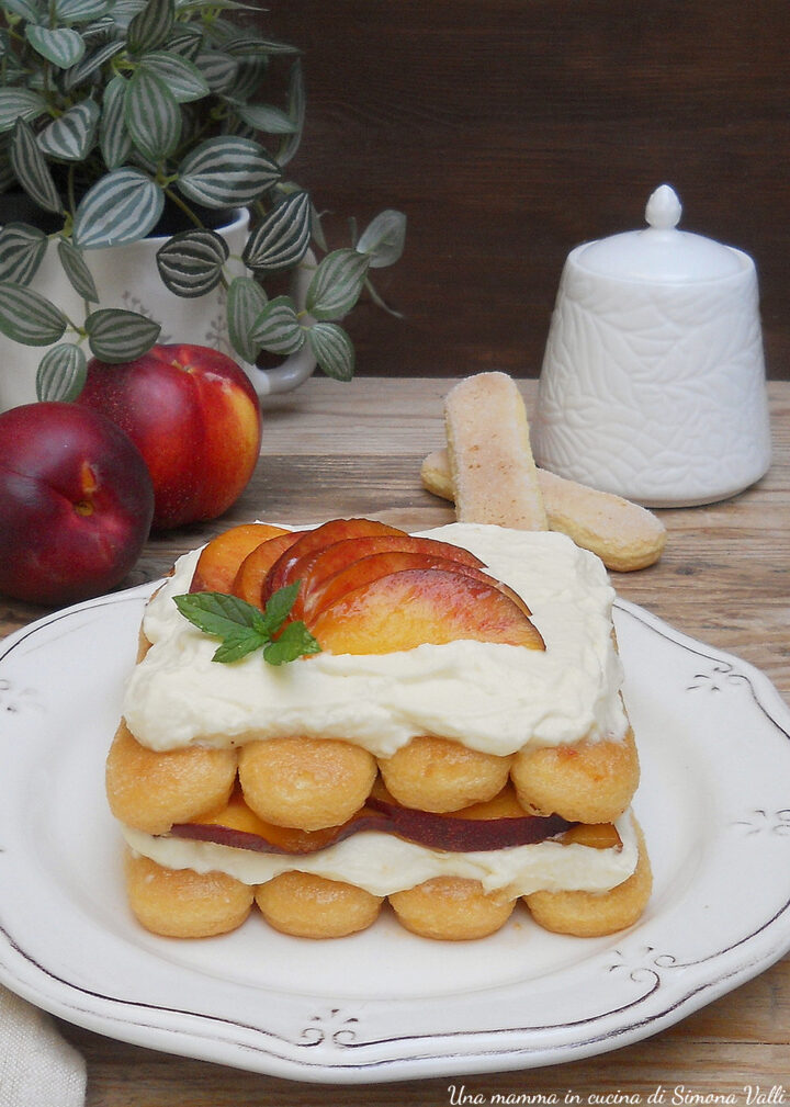 Tiramisù alle pesche fresco, veloce, cremosissimo e ricco di frutta, la versione estiva che piace a tutti. Ricetta facile