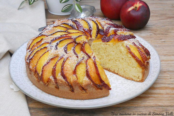 Torta di pesche velocissima, un dolce semplice, soffice e aromatico in cui non si monta nulla, vi basteranno una ciotola capiente e una frusta