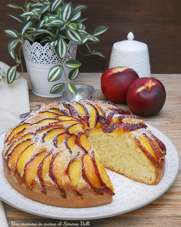 Torta di pesche velocissima, un dolce semplice, soffice e aromatico in cui non si monta nulla, vi basteranno una ciotola capiente e una frusta