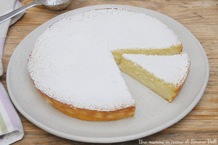 Torta impossibile al cocco e limone, lo strato inferiore diventa una crema vellutata e sopra rimane una superficie morbida al cocco. Provala!