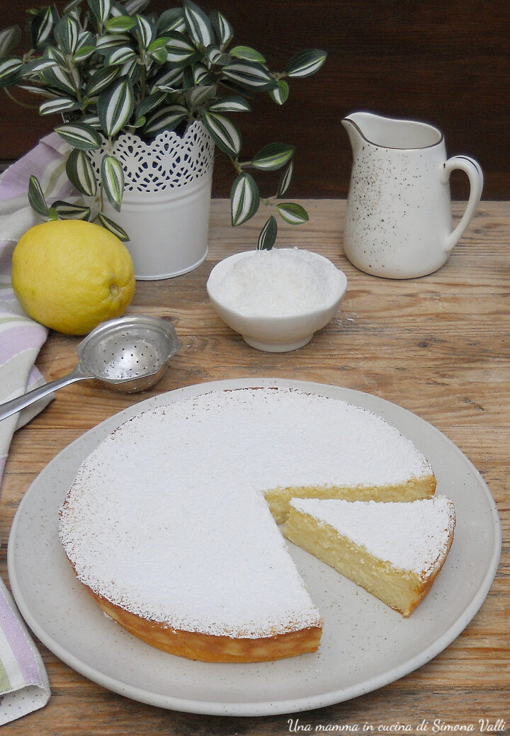 Torta impossibile al cocco e limone, lo strato inferiore diventa una crema vellutata e sopra rimane una superficie morbida al cocco. Provala!