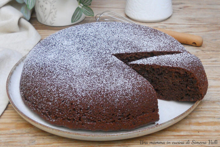 La torta al cioccolato in padella è un dolce soffice e goloso che si prepara in 10 minuti e si cuoce in padella.